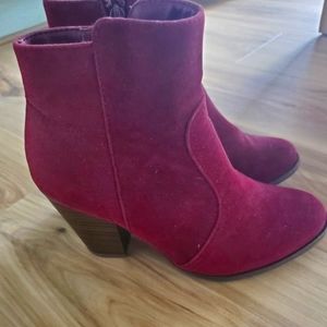 Breckelle's maroon ankle booties. Size 7.